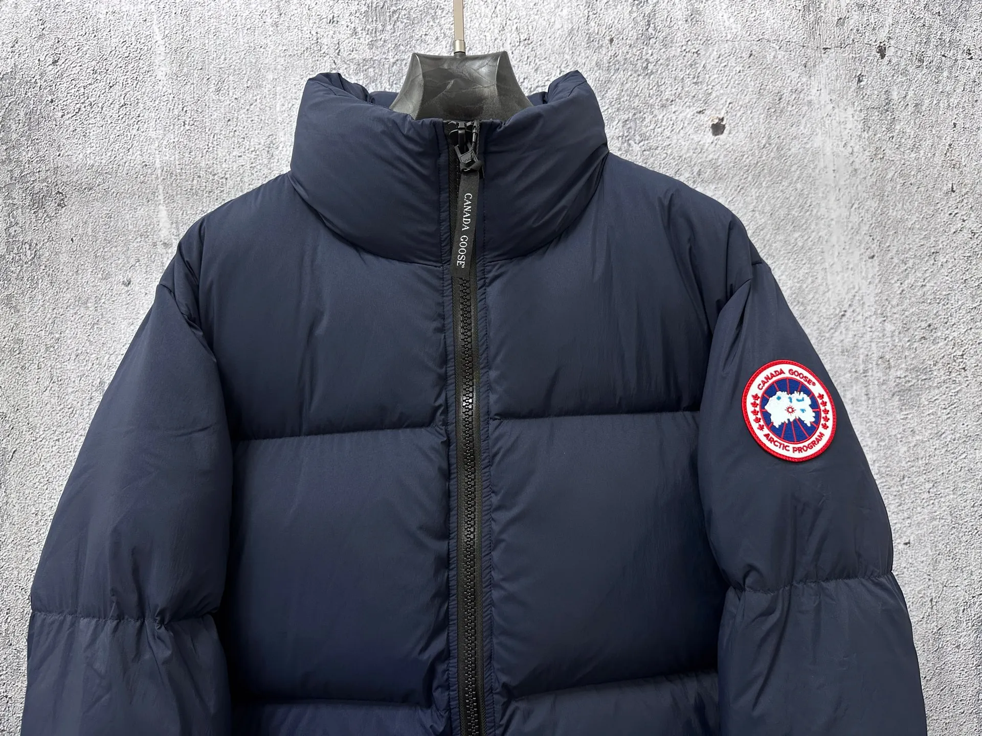 P840 【Canada gooes】Large Goose Sleeve Stand Collar Down Jacket Lawrence down jacket provides basic protection for daily adventures. Delicately soft fabric, this is a water-repellent fabric that is soft to the touch yet durable. Filled with extremely fluffy white duck down. This piece has a quilted body and structured down. Padded collar and reflective double-stripe grip tape. Extended hem and tucked-in inner rib-knit cuffs. Size: XS-2XL